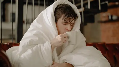 Energy poverty cold home man cup by Pexels.