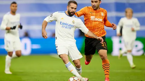 03 November 2021, Spain, Madrid: Real Madrid's Dani Carvajal (L) and Shakhtar's Ismaily battle for the ball during the UEFA Champions League Group D soccer match between Real Madrid CF and FC Shakhtar Donetsk at Santiago Bernabeu Stadium. Photo: Ruben Albarran/ZUMA Press Wire/dpa.