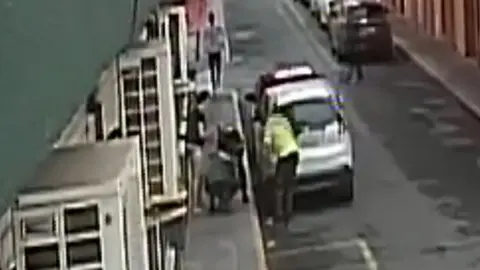 Image captured by the security cameras of the civil guards practicing the Heimlich maneuver on the child. Image: Civil Guard.