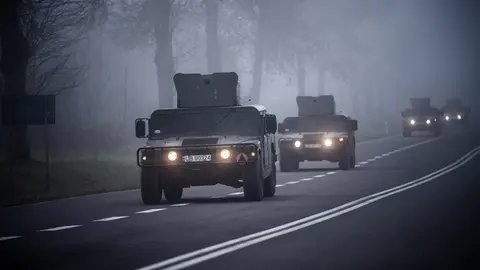 11 November 2021, Poland, Kuznica: Humvees of the Polish Army are on their way to the Kuznica border crossing on the border between Poland and Belarus. The migration crisis involving refugees trying to enter the European Union via Belarus has escalated on Poland's border with Belarus. Photo: Michael Kappeler/dpa.