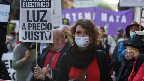 28 October 2021, Spain, Madrid: The spokesperson of the Alliance Against Energy Poverty Maria Campuzano takes part in a demonstration to denounce the rise in electricity and gas prices and to demand responsibility from the government, in the Plaza de la Villa. Photo: Gustavo Valiente/EUROPA PRESS/dpa