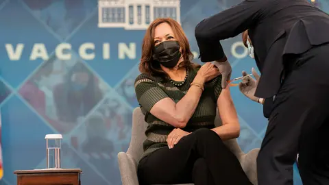 30 October 2021, US, Washington: US Vice President Kamala Harris receives a COVID-19 vaccine booster shot in the Eisenhower Executive Office Building at the White House. Photo: Lawrence Jackson/White House via Planet Pix via ZUMA Press Wire/dpa.