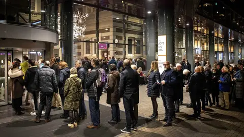 11 November 2021, Netherlands, Amsterdam: People queue for a concert at the Concertgebouw hall. The Netherlands is heading for a new partial lockdown in the face of rapidly rising Corona infection and patient numbers, Dutch media report, citing government circles. Photo: Ramon Van Flymen/ANP/dpa.