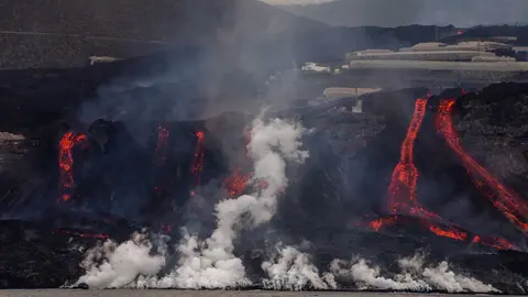 11 November 2021, Spain, La Palma: Lava flows out of the volcano Cumbre Vieja, during its eruption in La Palma on the Canary Islands. Photo: Kike Rincón/EUROPA PRESS/dpa.