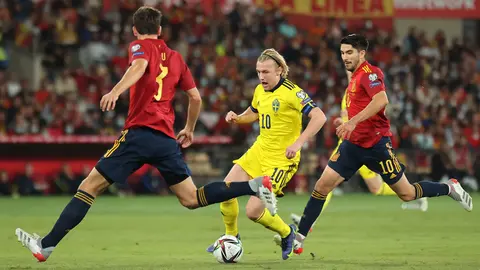 14 November 2021, Spain, Seville: Sweden's Emil Forsberg (C) battles for the ball with Spain's Carlos Soler (R) and Pau Torres during the 2022 FIFA World Cup European qualifiers Group B soccer match between Spain and Sweden at Estadio La Cartuja de Sevilla. Photo: Jose Luis Contreras/DAX via ZUMA Press Wire/dpa.