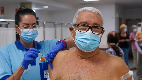 18 October 2021, Spain, Seville: A man receives the third dose of a COVID-19 and flu vaccine. Photo: Eduardo Briones/EUROPA PRESS/dpa