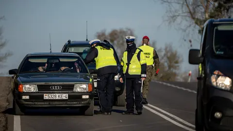 10 November 2021, Poland, Kuznica: Police check all vehicles approaching the border between Poland and Belarus at the Kuznica border crossing. The migration crisis involving refugees trying to enter the European Union via Belarus has further escalated on Poland's border with Belarus. Photo: Michael Kappeler/dpa
