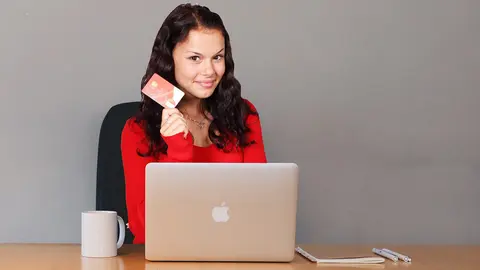 Woman credit card by Pixabay.