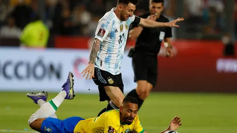 16 November 2021, Argentina, San Juan: Brazil's Matheus Cunha and Argentina's Lionel Messi battle for the ball during the 2022 FIFA World Cup qualifiers soccer match between Argentina and Brazil at San Juan del Bicentenario Stadium. Photo: Gustavo Ortiz/dpa.