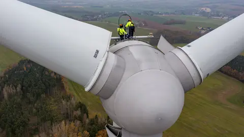 15 November 2021, Saxony, Bernsdorf: Two technicians from Sabowind GmbH maintain an Enercon E92 wind turbine. on the day of the campaign "Energy Land Saxony. Renew together" presentation. The campaign is intended to use concrete examples to show why Saxony's economy needs green power and how Saxon companies and citizens can benefit from the energy transition. Photo: Jan Woitas/dpa-Zentralbild/dpa