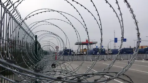 Polish security forces and a water cannon stand behind the closed border crossing of Belarus' Brusgi and Poland's Kuznica. Photo: Ulf Mauder/dpa.
