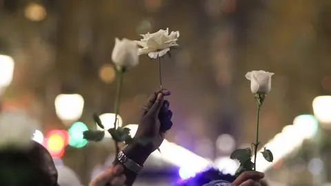 15 November 2021, Spain, Malaga: A group of Cubans living in Malaga hold white flowers during a protest in support of the 15N (15 November) protests called by dissidents in Cuba to demand freedom on the island. Photo: Lorenzo Carnero/ZUMA Press Wire/dpa.