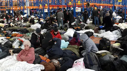 18 November 2021, Belarus, Brusgi: Migrants are in the emergency shelter at the warehouse of a logistics centre near the border with Poland. Photo: Ulf Mauder/dpa.