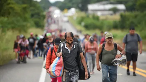 18 November 2021, Mexico, Heroic Veracruz: Numerous people from Central America walk together along a rural road towards the US border. Photo: Yahir Ceballos/dpa.