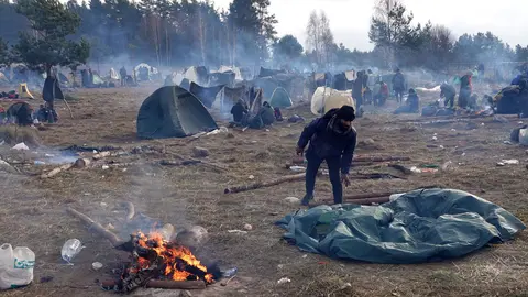 18 November 2021, Belarus, Bruzgi: Migrants camp near the border with Poland. Around 900 migrants on the border with Poland have spent the night from Wednesday to Thursday outdoors for the 11th consecutive day despite the low temperatures. Photo: Ulf Mauder/dpa.