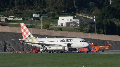 19 November 2021, Spain, A Coruna: A general view of a Spanish plane operated by Violeta originally coming from Bilbao that made an emergency landing after the airline received a bomb threat, that was later deemed as a 'false alarm'. Photo: M. Dylan/EUROPA PRESS/dpa.