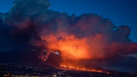 19 November 2021, Spain, La Palma: Smoke and Lava flow from the volcano in Cumbre Vieja area, during its eruption in La Palma on the Canary Islands. Photo: Kike Rincón/EUROPA PRESS/dpa.