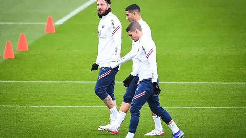 19 November 2021, France, Saint-Germain-En-Laye: (L-R) Paris Saint-Germain's Sergio Ramos, Achraf Hakimi and Marco Verratti take part in a training session at the Ooredoo Center ahead of PSG's Ligue 1 soccer match on Saturday against AS Saint-Etienne. Photo: Matthieu Mirville/ZUMA Press Wire/dpa.