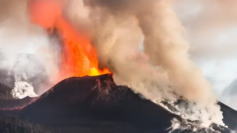 19 November 2021, Spain, La Palma: Lava and smoke rise from the Cumbre Vieja volcano. Photo: Europa Press/EUROPA PRESS/dpa.