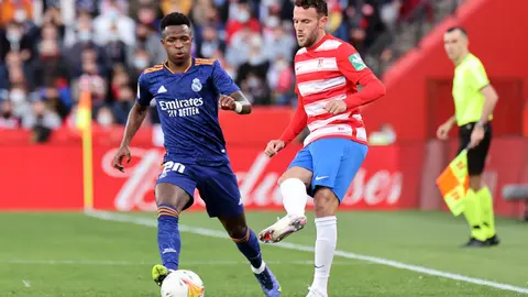21 November 2021, Spain, Granada: Real Madrid's Vinicius Junior (L) and Granada's Angel Montoro battle for the ball during the Spanish La Liga soccer match between Granada CF and Real Madrid CF at Los Carmenes Stadium. Photo: Jose Luis Contreras/DAX via ZUMA Press Wire/dpa.