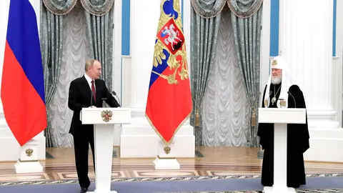 HANDOUT - 20 November 2021, Russia, Moscow: Russian President Vladimir Putin (L) and Patriarch Kirill of Moscow and All Russia attend a ceremony where the later was decorated with the highest state award in Russia, the Order of St Andrew the Apostle the First-Called, at St Catherine’s Hall of the Kremlin. Photo: -/Kremlin/dpa - ATTENTION: editorial use only and only if the credit mentioned above is referenced in full.