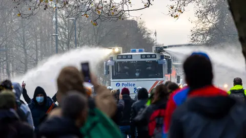 21 November 2021, Belgium, Brussels: Riot police confront protesters during a demonstration against the Belgian government's coronavirus measures, including the health pass, in Brussels. Photo: Hadrien Dure/BELGA/dpa.