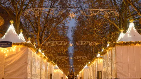 Closed vendors' tents at the Augustusmarkt in Dresden. All Christmas markets in Saxony have been cancelled as a precaution. Photo: Robert Michael/dpa-Zentralbild/dpa.