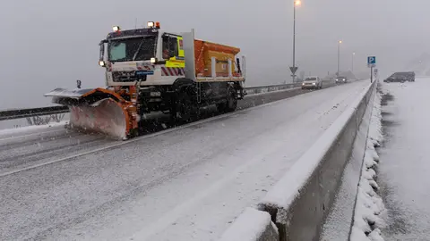 22 November 2021, Spain, Madrid: A snowplow removes snow from the roads of Puerto de Navacerrada after a heavy snowfall. Photo: Rafael Bastante/EUROPA PRESS/dpa.