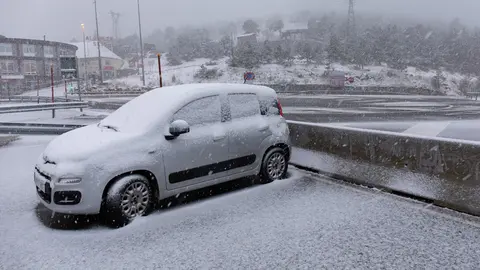 22 November 2021, Spain, Madrid: A car covered with snow in the Puerto de Navacerrada after a heavy snowfall. Photo: Rafael Bastante/EUROPA PRESS/dpa.