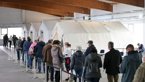 22 November 2021, Saxony-Anhalt, Lützen: People stand in a queue at the reopened vaccination centre in Zorbau village. Photo: Jan Woitas/dpa-Zentralbild/dpa.