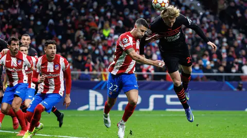 24 November 2021, Spain, Madrid: Atletico Madrid's Mario Hermoso (L) and AC Milan's Simon Kjaer battle for the ball during the UEFA Champions League Group B soccer match between Atletico Madrid and AC Milan at Wanda Metropolitano Stadium. Photo: -/Indira/DAX via ZUMA Press Wire)/dpa.