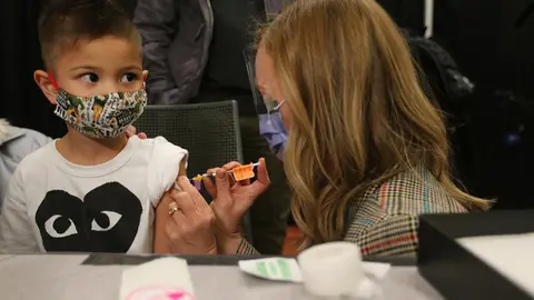 23 November 2021, Canada, Toronto: A child who is part of the Hospital for Sick Children family between the ages of 5 and 11 years of age receives the COVID-19 vaccine, at the Metro Toronto Convention Centre. Photo: Steve Russell/The Canadian Press via ZUMA/dpa.