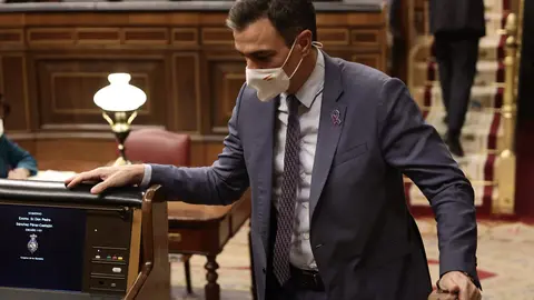 25 November 2021, Spain, Madrid: Spanish Prime Minister Pedro Sanchez arrives at a plenary session of the Chamber of Deputies in Madrid. The draft state budget 2022 faces a final vote in plenary today after an intense week of debate. Photo: Eduardo Parra/EUROPA PRESS/dpa.