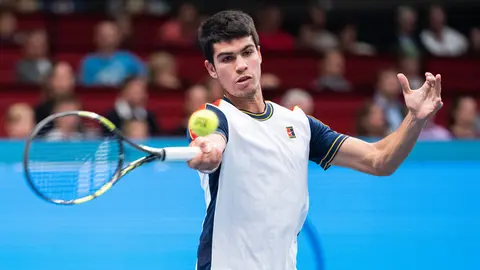 30 October 2021, Austria, Vienna: Spanish tennis player Carlos Alcaraz Garfia in action against Germany's Alexander Zverev during their singles semifinals tennis match of the Vienna Open Tennis tournament at the Wiener Stadthalle. Photo: Georg Hochmuth/APA/dpa.