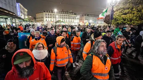 20 November 2021, Italy, Turin: People take part in the No Green Pass rally. Italy made the green pass (EU Digital COVID Certificate) compulsory to enter all public and private workplaces on 15 October. Photo: Tino Romano/ANSA via ZUMA Press/dpa.