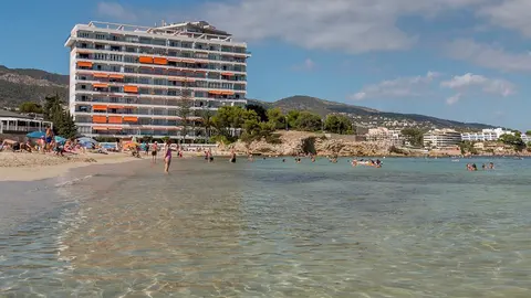 Hotel at the seaside in Palma Nova, a town on the Spanish Balearic island of Mallorca, in the municipality of Calvià. Photo: Pixabay.