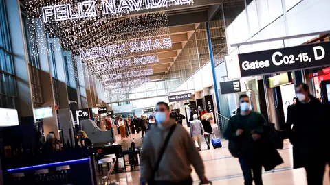 Passengers move through Hamburg's airport on November 18. Fears of a new, more contagious strain of the virus moving through southern Africa have prompted bans across Europe on arrivals from the region. Photo: Christian Charisius/dpa.