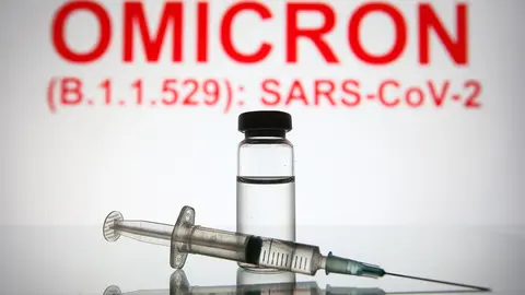 26 November 2021, Ukraine, ---: An illustration photo shows a medical syringe and a vial in front of the text Omicron (B.1.1.529): SARS-CoV-2 in the background. The mutated strain, called "Omicron" and described by the World Health Organization as "a strain of concern", reached Belgium after it was discovered in South Africa. Pharmaceutical companies are working to modify vaccines to counter the new mutated strain of the Coronavirus, which has sparked travel bans in many countries of the world. Photo: Pavlo Gonchar/SOPA Images via ZUMA Press Wire/dpa.
