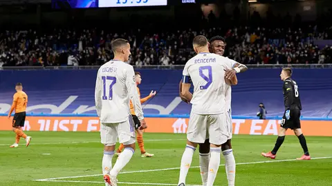 03 November 2021, Spain, Madrid: Real Madrid's Karim Benzema celebrates scoring his side's first goal with team mate Vinicius Jr. during the UEFA Champions League Group D soccer match between Real Madrid CF and FC Shakhtar Donetsk at Santiago Bernabeu Stadium. Photo: Ruben Albarran/ZUMA Press Wire/dpa.