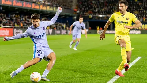 27 November 2021, Spain, Villarreal: Villarreal's Alfonso Pedraza (R) and Barcelona's Abdessamad Ezzalzouli battle for the ball during the Spanish La Liga soccer match between Villarreal and Barcelona at Estadio de la Ceramica Stadium. Photo: Xisco Navarro Pardo/SOPA Images via ZUMA Press Wire/dpa.