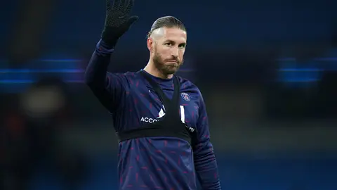 24 November 2021, United Kingdom, Manchester: Paris Saint-Germain's Sergio Ramos waves after the UEFA Champions League Group A soccer match between Manchester City and Paris Saint-Germain at the Etihad Stadium. Photo: Tim Goode/PA Wire/dpa.