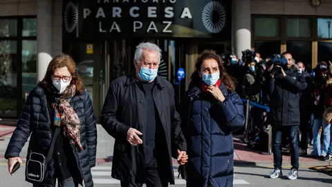 28 November 2021, Spain, Madrid: Singers Ana Belen (R) and Victor Manuel (C) leave the Tanatorio Parcesa La Paz after attending the funeral of Spanish novelist Almudena Grandes, who died at the age of 61. Photo: Alejandro Martínez Vélez/EUROPA PRESS/dpa.