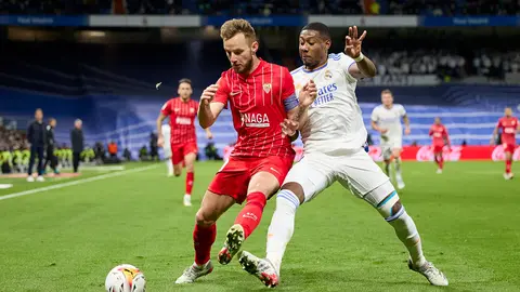 28 November 2021, Spain, Madrid: Sevilla's Ivan Rakitic (L) and Real Madrid's David Alaba battle for the ball during the Spanish La Liga soccer match between Real Madrid and Sevilla FC at Santiago Bernabeu Stadium. Photo: Ruben Albarran/ZUMA Press Wire/dpa.