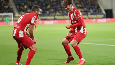28 November 2021, Spain, Cadiz: Atletico Madrid's Antoine Griezmann (R) celebrates scoring his side's second goal with teammate Koke during the Spanish La Liga soccer match between Cadiz CF and Atletico Madrid at Nuevo Mirandilla Stadium. Photo: Jose Luis Contreras/DAX via ZUMA Press Wire/dpa.