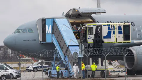 FILED - 28 November 2021, Bavaria, Munich: A Bundeswehr aircraft is seen at the cargo area of the Munich Airport. The German Army is flying patients suffering from coronavirus complications to the airport in Hamburg as part of the so-called "cloverleaf" mechanism coordinated between the federal and state governments. Photo: Peter Kneffel/dpa.