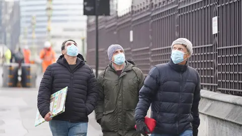 29 November 2021, United Kingdom, London: People wearing masks walking in Westminster following the announcement of the UK Prime Minister Boris Johnson the reintroduction of masks in indoor spaces and some travel restrictions as the first cases of the Omicron variant were detected in the UK. Photo: Stefan Rousseau/PA Wire/dpa.