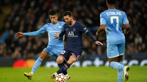 24 November 2021, United Kingdom, Manchester: Manchester City's Joao Cancelo (L) and Paris Saint-Germain's Lionel Messi battle for the ball during the UEFA Champions League Group A soccer match between Manchester City and Paris Saint-Germain at the Etihad Stadium. Photo: Martin Rickett/PA Wire/dpa.