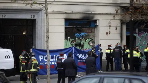 30 November 2021, Spain, Barcelona: Police officers stand near a building where a fire has broken out. At least four people have died, two of them minors. Photo: Kike Rincón/EUROPA PRESS/dpa.