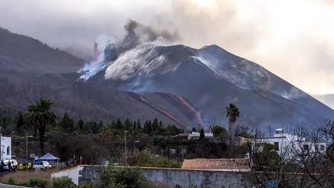 29 November 2021, Spain, La Palma: Lava flows out of the Cumbre Vieja volcano through Los Llanos. Photo: -/EUROPA PRESS/dpa.