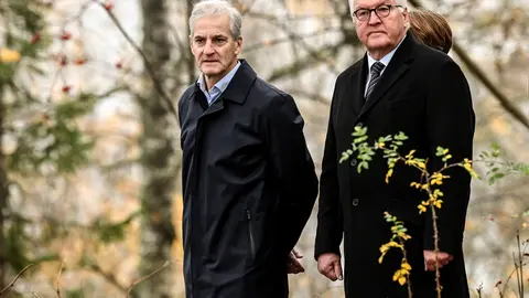 05 November 2021, Norway, Utoya: German President Frank-Walter Steinmeier (R) and Jonas Gahr Store, Norway's Prime Minister, visit the island of Utoya. At the summer camp of Norway's social democratic Arbeiderpartiet, 69 people were murdered on the island on 22 July 2011, in an attack by a right-wing extremist. Photo: Britta Pedersen/dpa-Zentralbild/dpa.